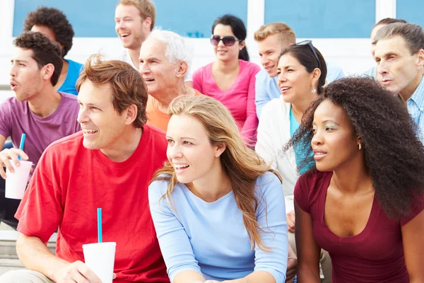 Menigte van toeschouwers kijken buiten sportevenement — Stockfoto