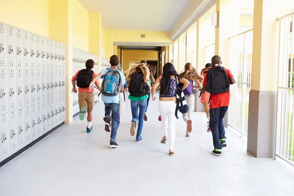 Gruppo di studenti che corrono lungo il corridoio — Foto Stock