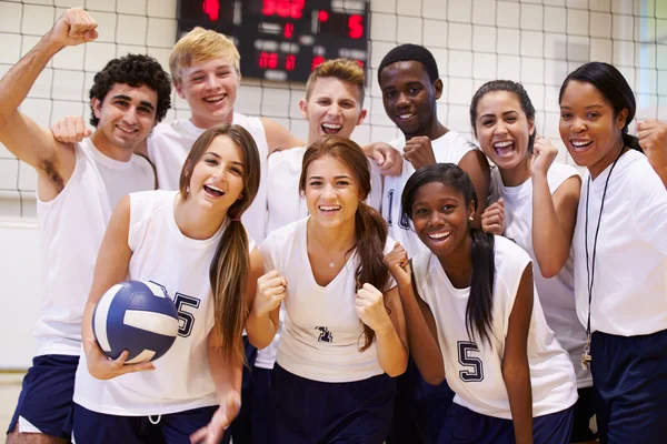 Membros da equipe de voleibol com treinador — Fotografia de Stock