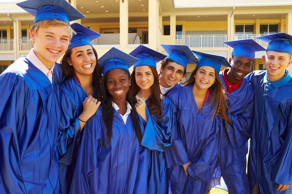 Grupp studenter firar examen — Stockfoto