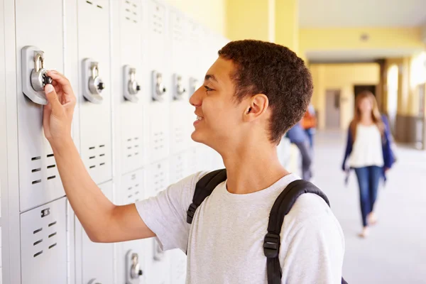 Manlig student öppning locker — Stockfoto