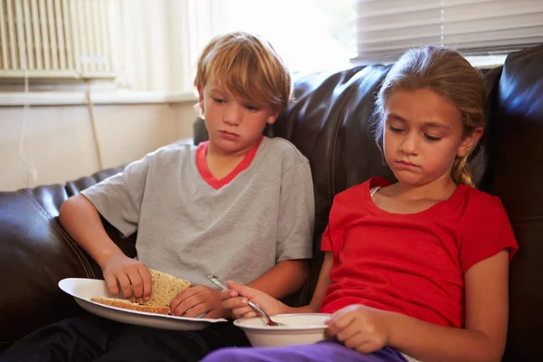 Niños con dieta pobre Comer Comida — Foto de Stock