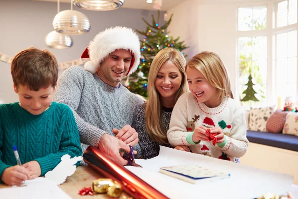 Familie verpackt Weihnachtsgeschenke — Stockfoto