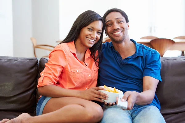 Paar zittend op de Bank samen tv kijken — Stockfoto