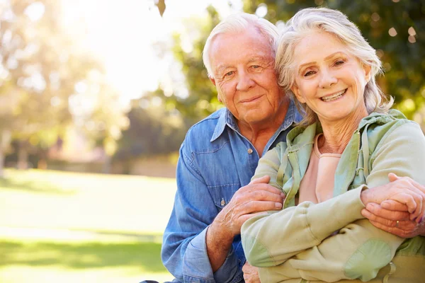 Outdoor Portret van liefdevolle Senior paar — Stockfoto