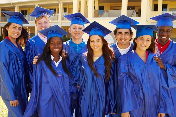 Grupo de Estudantes Comemorando a Graduação — Fotografia de Stock