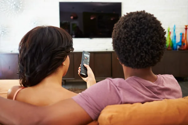 Arkadaşlar birlikte TV izlerken — Stok fotoğraf