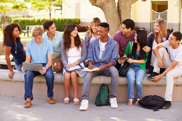 Gymnasieelever på campus — Stockfoto