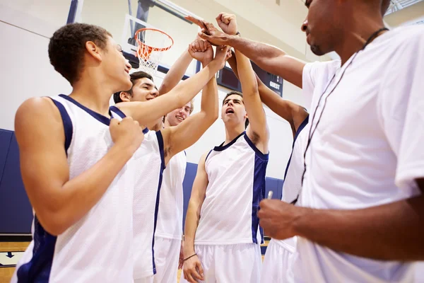 Basketbalový tým s mluvit s trenérem — Stock fotografie