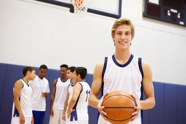 Joueur de basket-ball au lycée — Photo