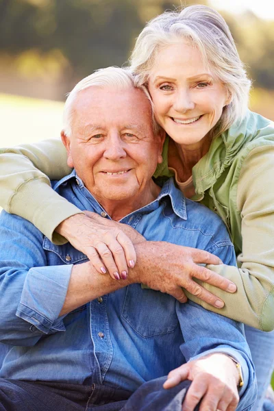 Außenporträt eines liebenden Senioren-Paares — Stockfoto