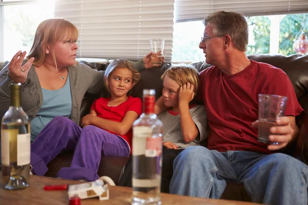 Eltern streiten auf Sofa mit Kindern — Stockfoto