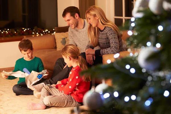 Rodinný rozbalení dárků, vánoční strom — Stock fotografie