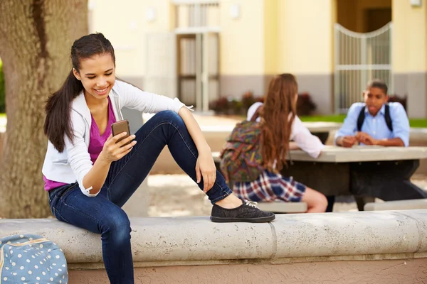 Estudante usando telefone no campus da escola — Fotografia de Stock