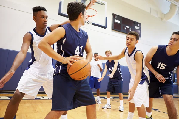 Masculino basquete equipe jogar jogo — Fotografia de Stock