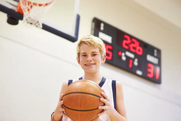 Jugador de baloncesto masculino de secundaria —  Fotos de Stock