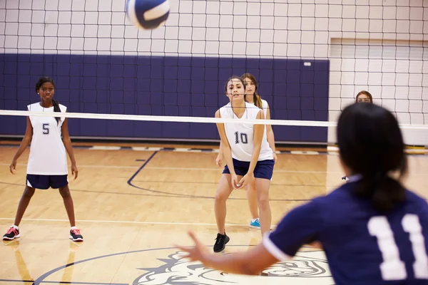 Volleyballspiel in Turnhalle — Stockfoto