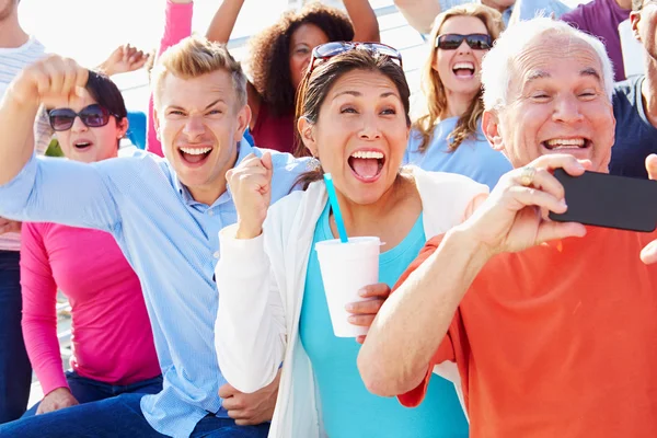 Audience Cheering At Outdoor Concert — Stock Photo, Image