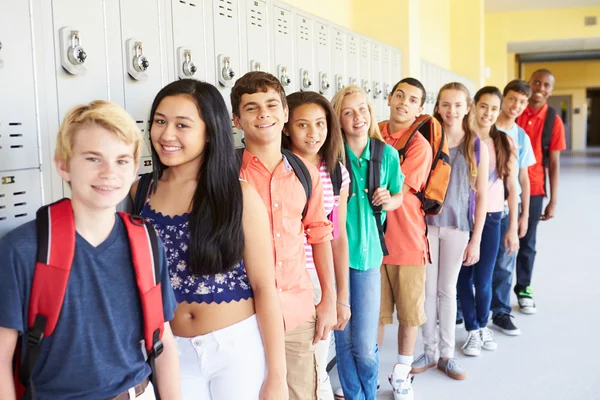 Grupo de estudiantes de pie en el corredor — Foto de Stock