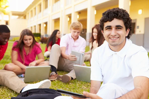 Studentów uczących się na terenie kampusu — Zdjęcie stockowe