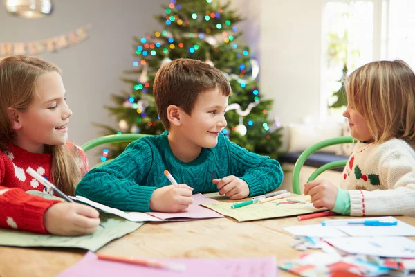 Kinderen schrijven van brieven aan de Kerstman — Stockfoto