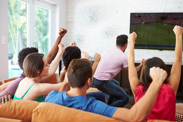 Amigos assistindo futebol comemorando objetivo — Fotografia de Stock