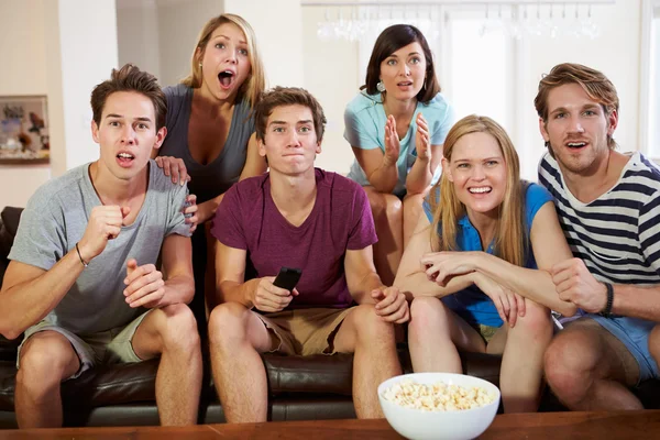 Amici che guardano la TV insieme — Foto Stock