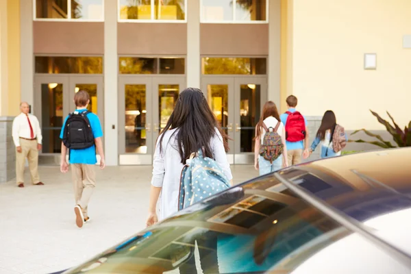 Studenti delle scuole superiori a scuola — Foto Stock