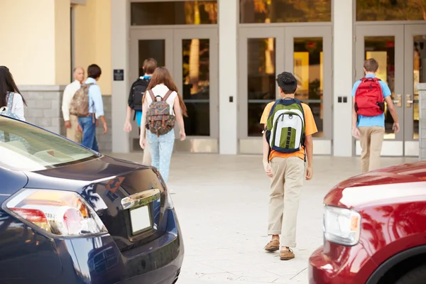 Studenti delle scuole superiori a scuola — Foto Stock