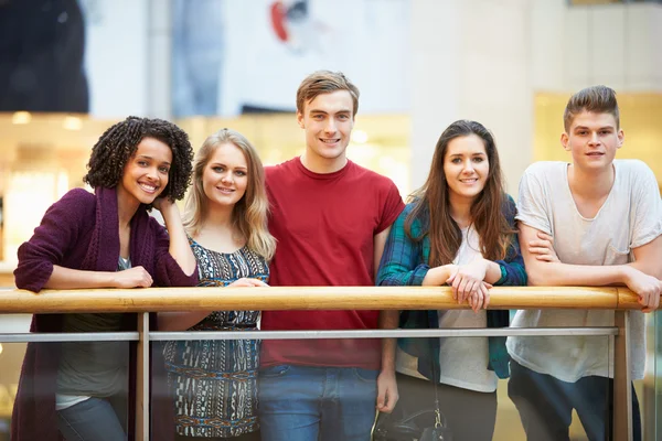 Gruppe von Freunden hängt in Einkaufszentrum herum — Stockfoto