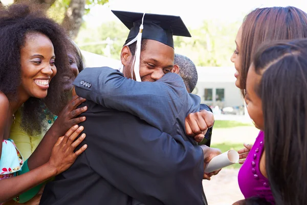 Studente celebra laurea — Foto Stock