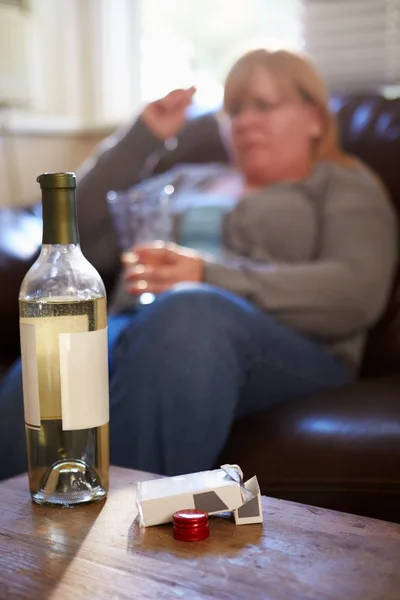 Mulher com garrafa de vinho e cigarros — Fotografia de Stock