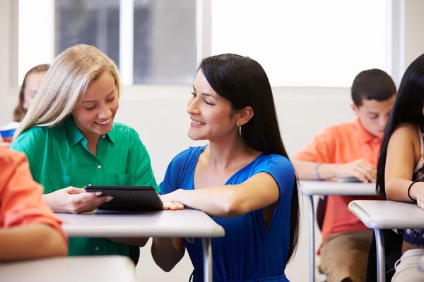 Teacher Helping Student In Classroom — Stock Photo, Image