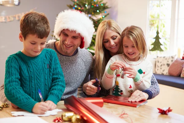 Família embrulhando presentes de Natal — Fotografia de Stock