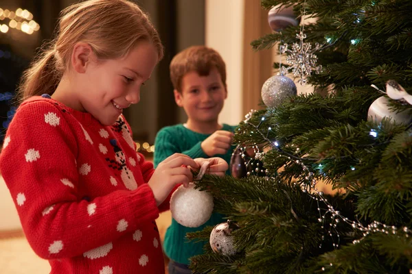 Děti zdobí vánoční strom — Stock fotografie