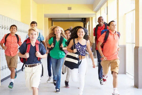 Grupo de estudiantes corriendo a lo largo del corredor — Foto de Stock