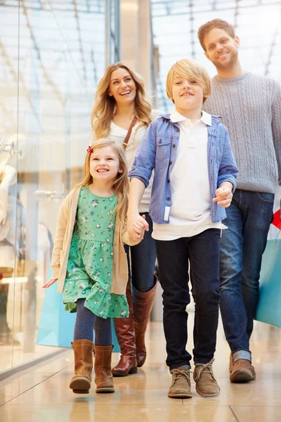 Enfants en voyage au centre commercial avec les parents — Photo