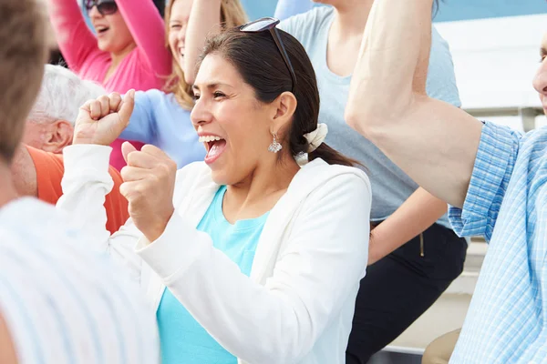 Frau in Menschenmenge feiert bei Sportveranstaltung — Stockfoto