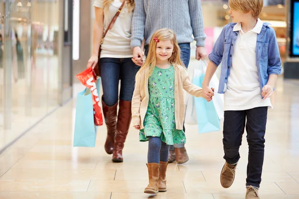 Crianças em viagem para shopping center com pais — Fotografia de Stock