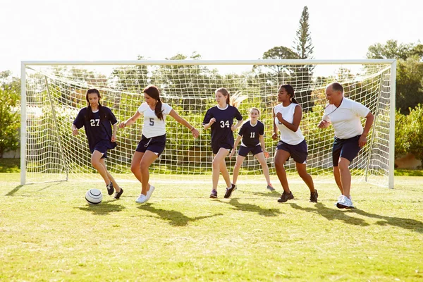 女子サッカーの試合を再生のメンバー — ストック写真