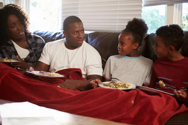 Famille avec une mauvaise alimentation Manger des repas — Photo