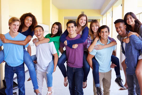 Grupo de Estudantes do Ensino Médio — Fotografia de Stock