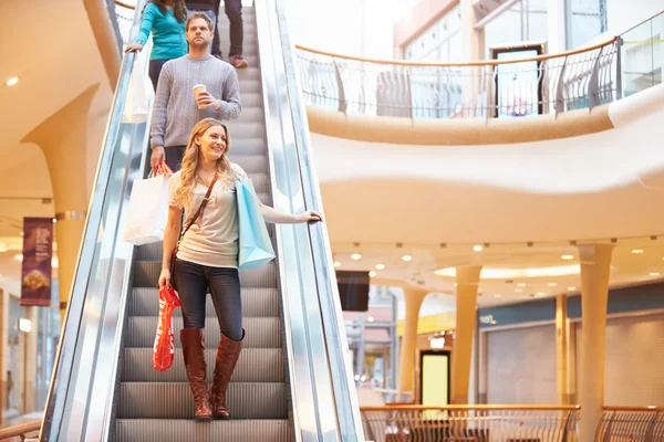 Femme Shopper sur escalator dans le centre commercial — Photo