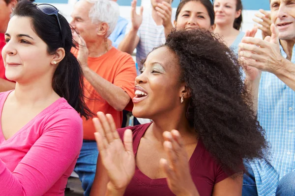 Espectadores animando en evento deportivo — Foto de Stock