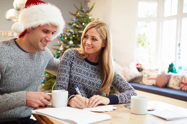 Couple écrivant des cartes de Noël — Photo