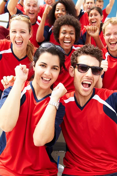 Zuschauer verfolgen Sportereignis — Stockfoto