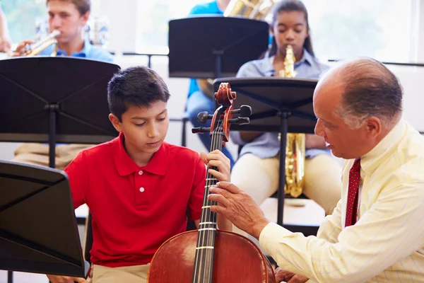 Jongen leren spelen van cello in orkest — Stockfoto