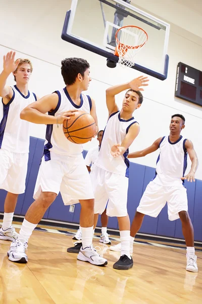 Oyun oynarken erkek basketbol takımı — Stok fotoğraf