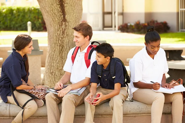 Studenten hängen auf dem Schulcampus herum — Stockfoto