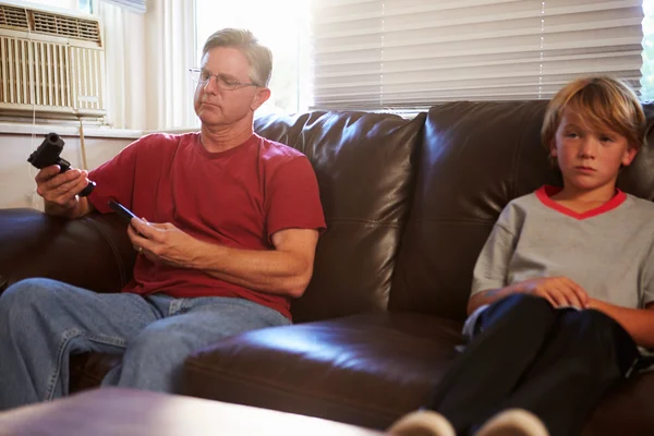 Father Checks Gun near Son — Stock Photo, Image